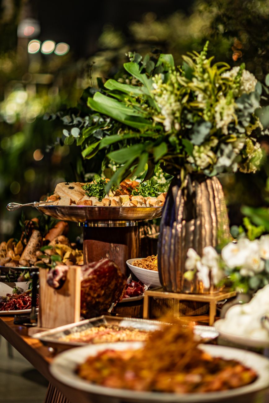 Mesa de festa com pratos servidos