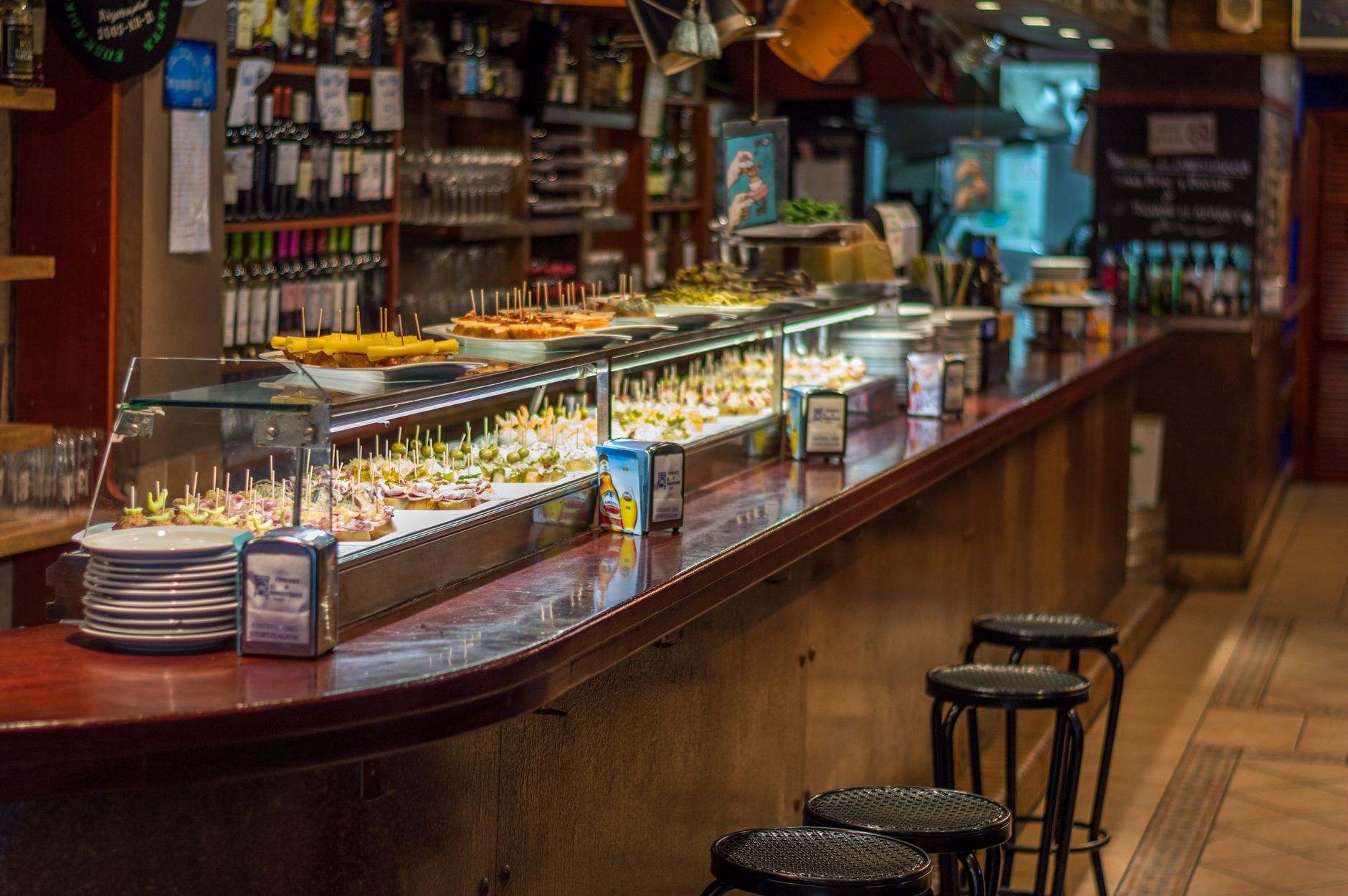 Balcão de bar com petiscos