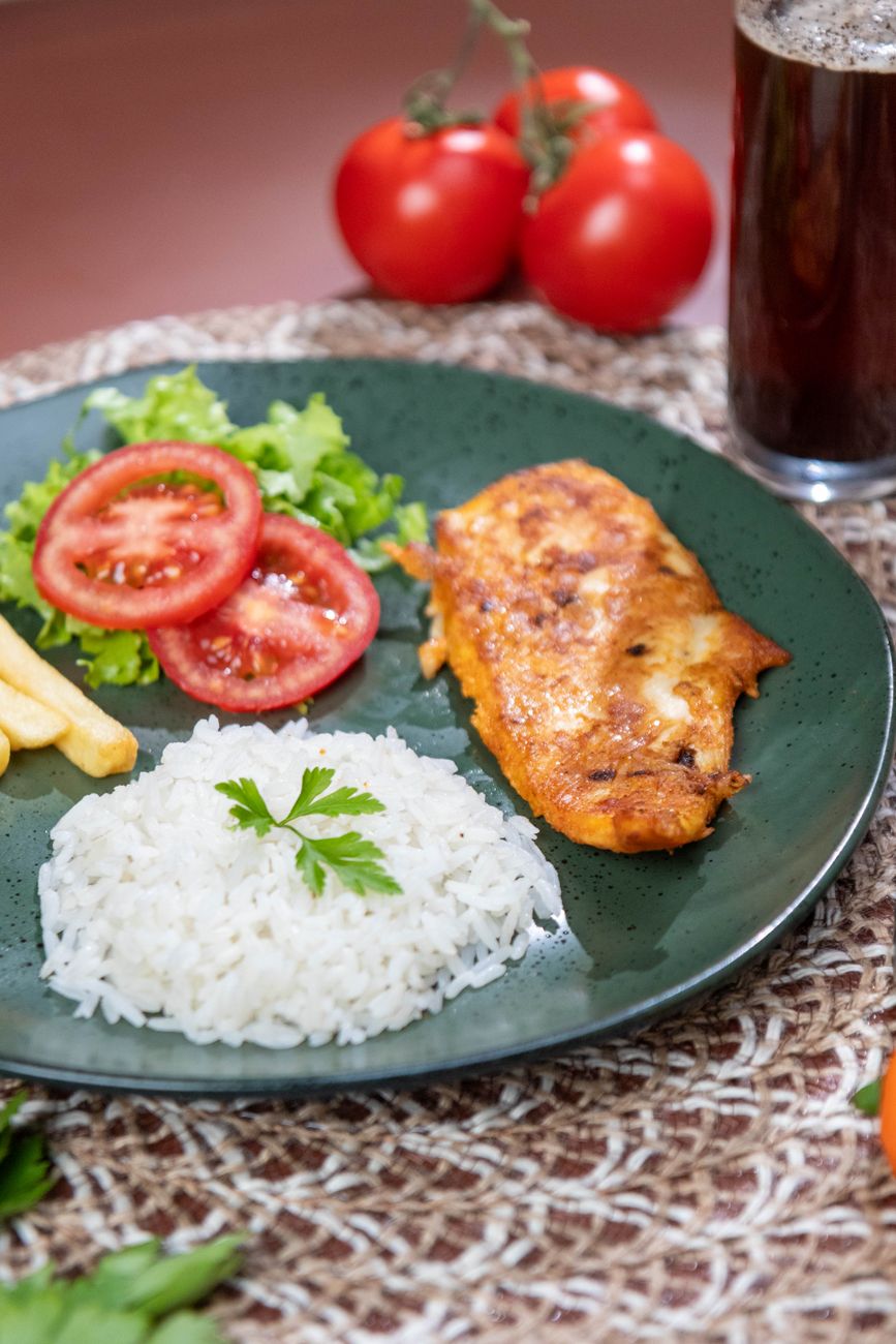 Prato feito com arroz, frango grelhado e salada