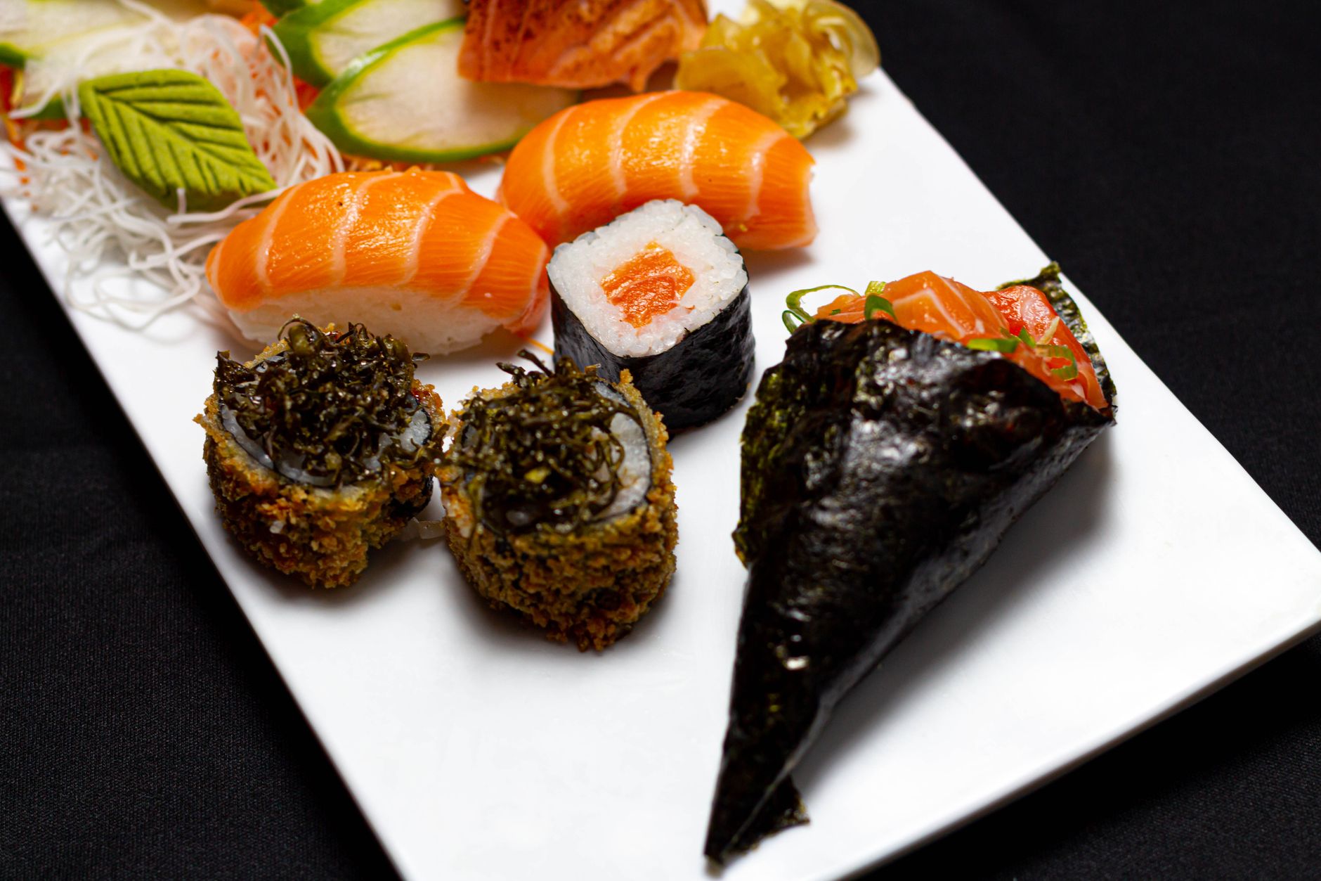 Temaki e sushi servidos