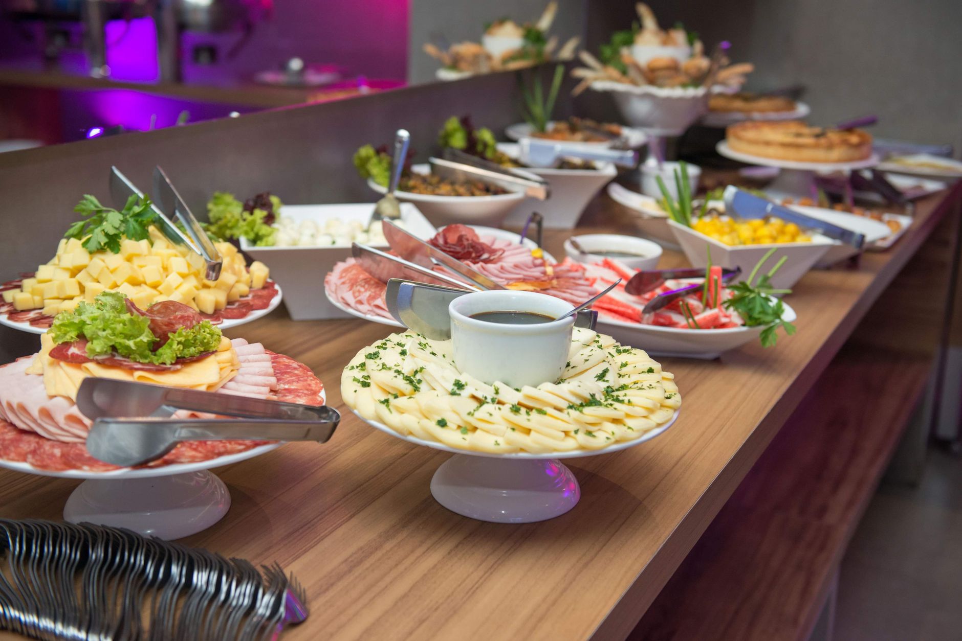 Mesa de buffet com pratos variados