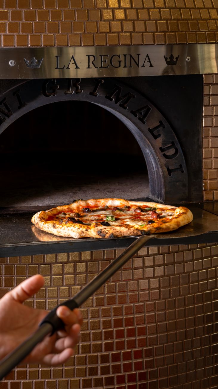 Pizza servida à mesa